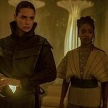 Laura Birn y Yootha Wong-Loi-Sing en Capítulo 6 titulado 'La forma del tiempo' de 'Fundación'