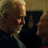 Terrence Mann y Cherry Jones en el 3x07 de 'Fundación'