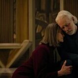 Terrence Mann y Cherry Jones en el 3x08 de 'Foundation'