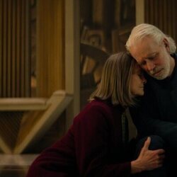 Terrence Mann y Cherry Jones en el 3x08 de 'Foundation'
