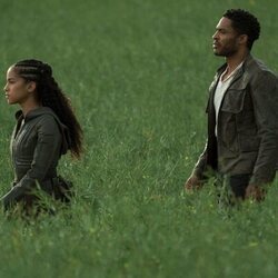 Lou Llobell y Brandon P. Bell en Capítulo 9 titulado 'Los caminos que nos eligen' de 'Fundación'