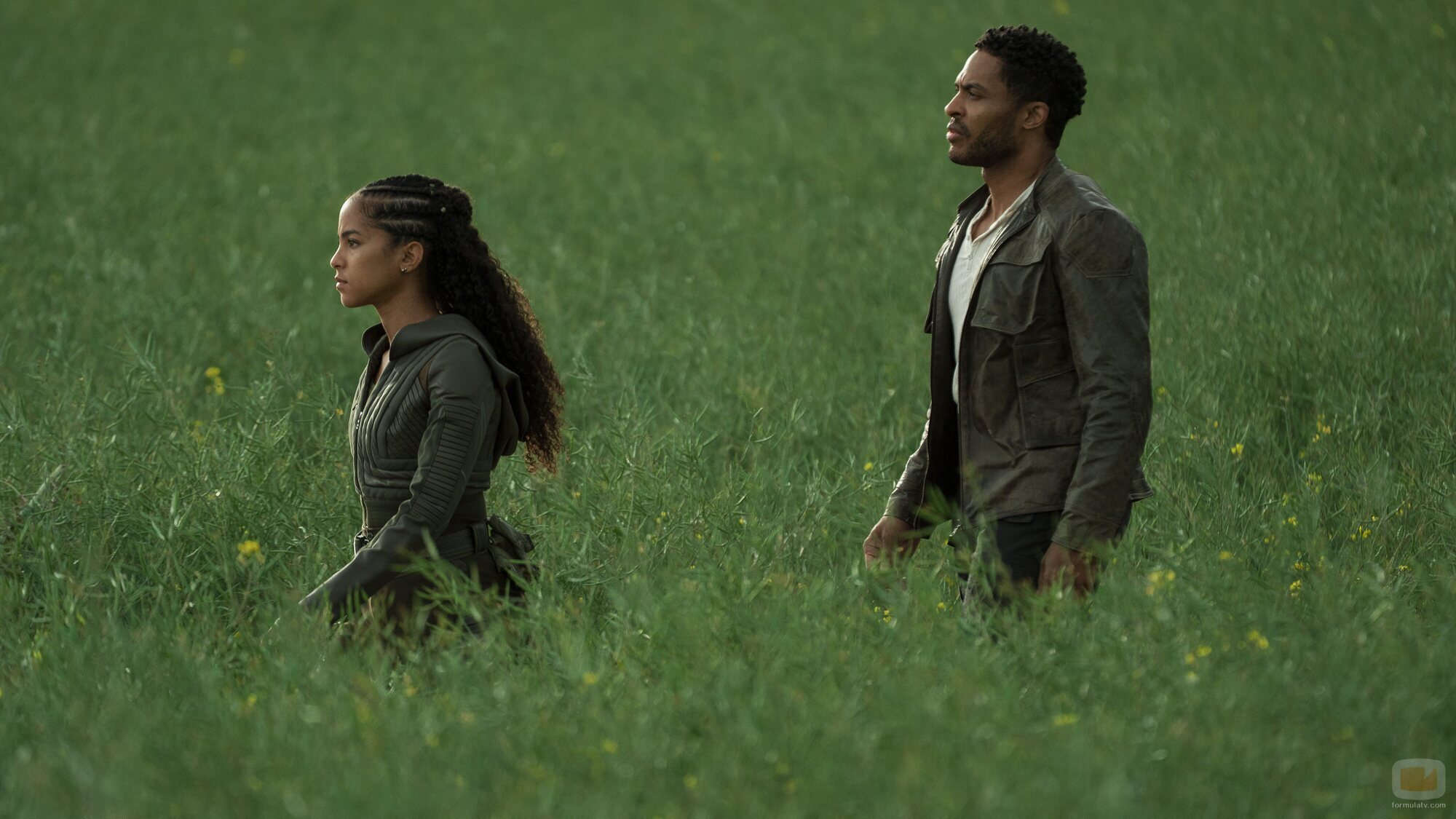 Lou Llobell y Brandon P. Bell en Capítulo 9 titulado 'Los caminos que nos eligen' de 'Fundación'