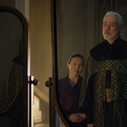 Terrence Mann y Angela Yeoh en la temporada 3 y el capítulo 10 de 'Fundación'