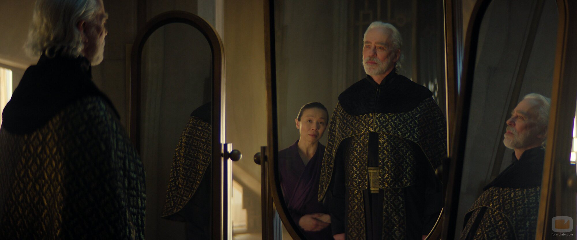 Terrence Mann y Angela Yeoh en la temporada 3 y el capítulo 10 de 'Fundación'