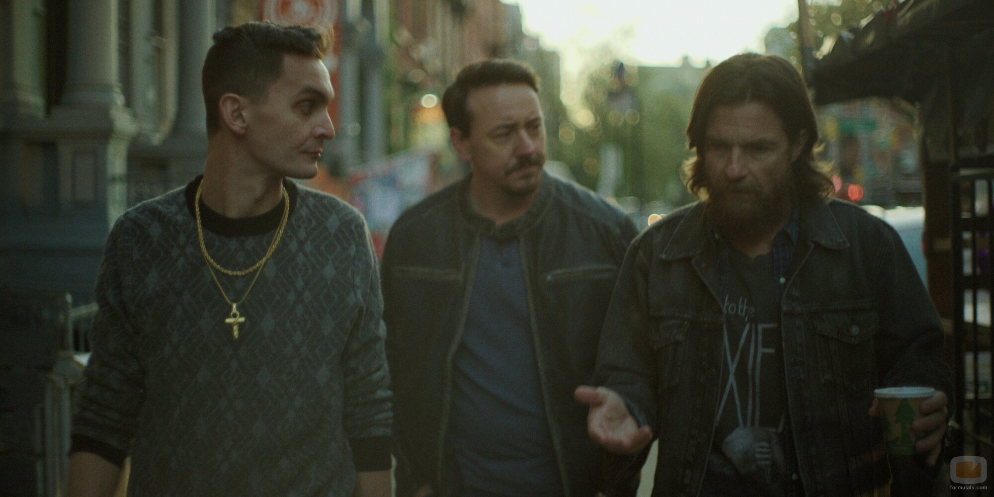 Jason Bateman y Chris Coy en 1x02 'Los Black Rabbits' de 'Black Rabbit'