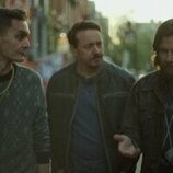 Jason Bateman y Chris Coy en 1x02 'Los Black Rabbits' de 'Black Rabbit'