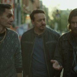 Jason Bateman y Chris Coy en 1x02 'Los Black Rabbits' de 'Black Rabbit'