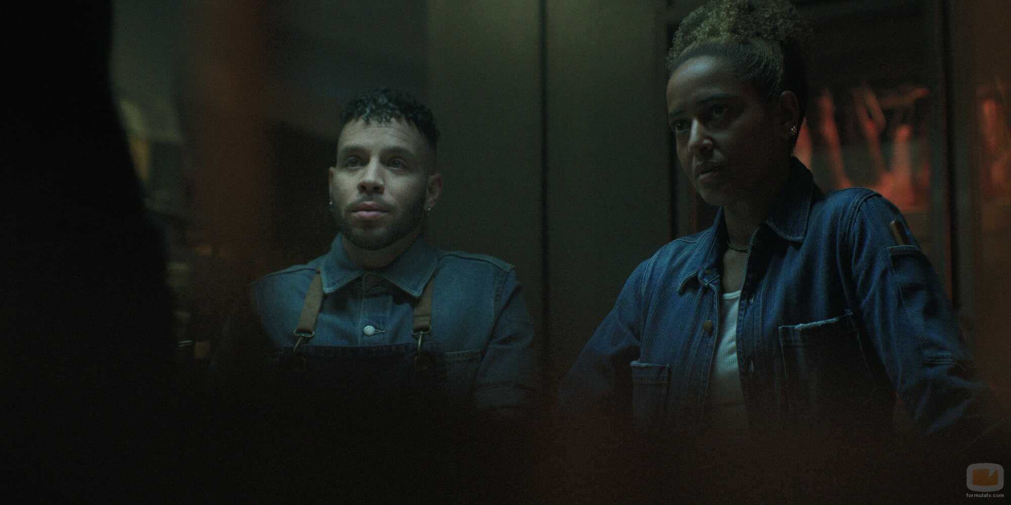 Robin de Jesús y Amaka Okafor en 1x03 titulado 'Piel con piel' de 'Black Rabbit'