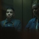 Robin de Jesús y Amaka Okafor en 1x03 titulado 'Piel con piel' de 'Black Rabbit'