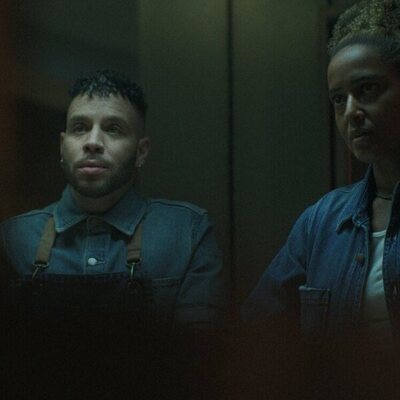 Robin de Jesús y Amaka Okafor en 1x03 titulado 'Piel con piel' de 'Black Rabbit'