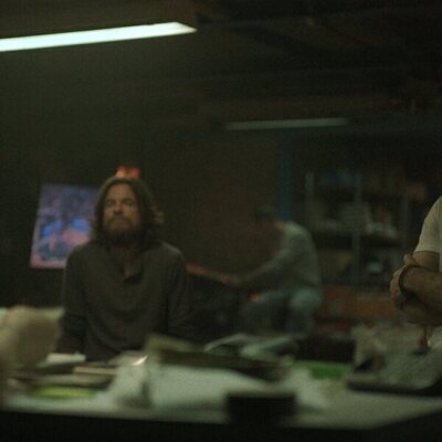 Jason Bateman y Jude Law en 1x03 'Piel con piel' de 'Black Rabbit'