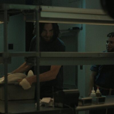 Jason Bateman y Robin de Jesús en Capítulo 4 titulado 'Basta de mierdas' de 'Black Rabbit'