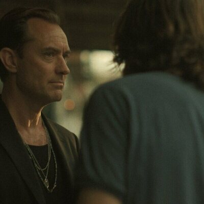 Jude Law en 'Basta de mierdas' de 'Black Rabbit'