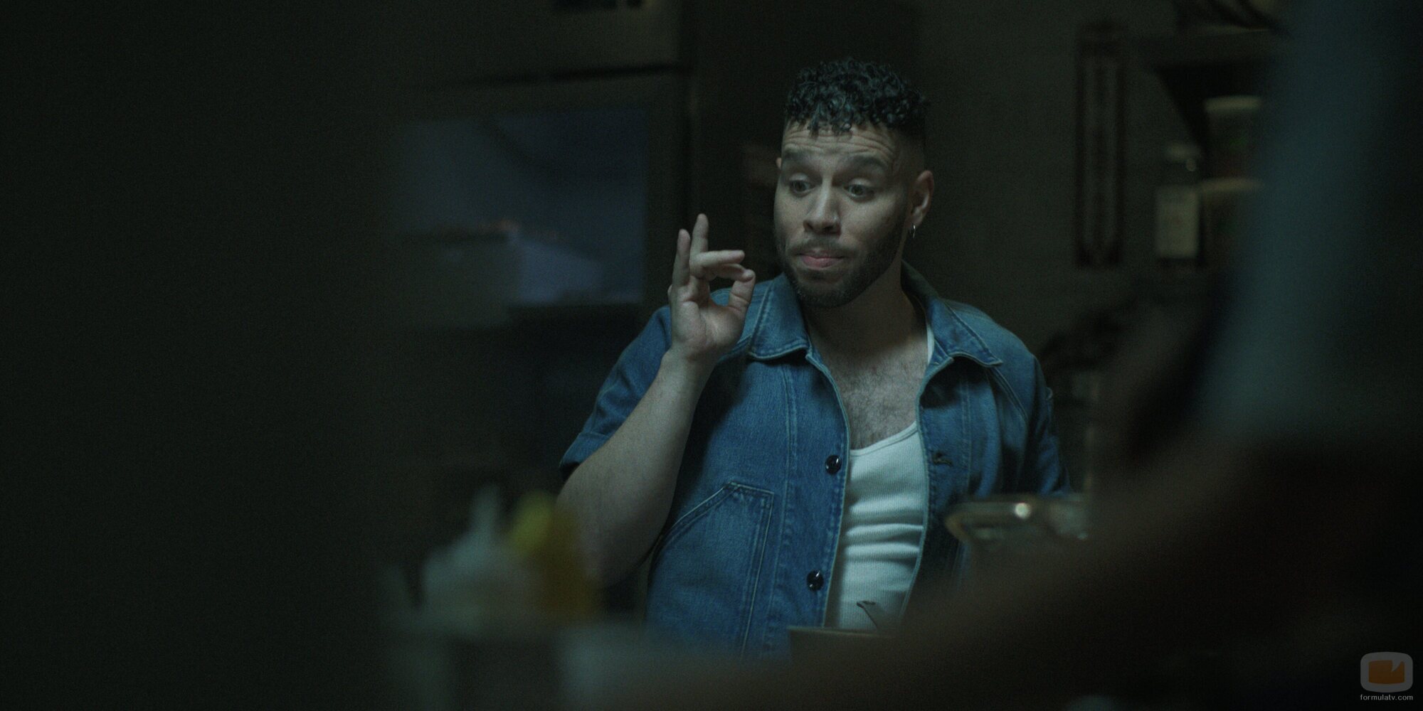 Robin de Jesús en 1x04 'Basta de mierdas' de 'Black Rabbit'