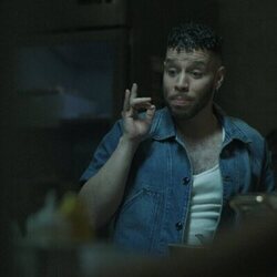 Robin de Jesús en 1x04 'Basta de mierdas' de 'Black Rabbit'