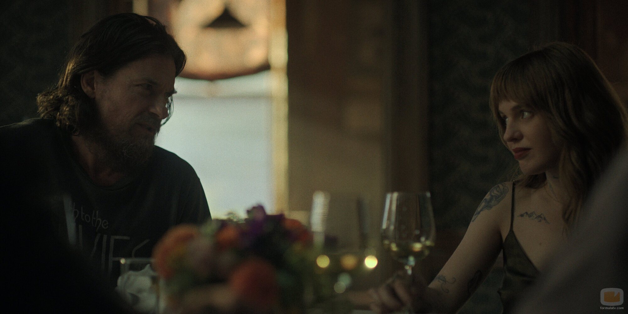 Jason Bateman y Odessa Young en la temporada 1 y el capítulo 05 de 'Black Rabbit'