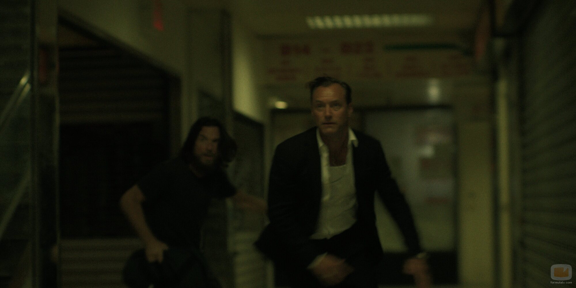 Jason Bateman y Jude Law en Capítulo 8 titulado 'Isla de la alegría' de 'Black Rabbit'