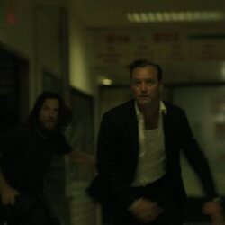 Jason Bateman y Jude Law en Capítulo 8 titulado 'Isla de la alegría' de 'Black Rabbit'