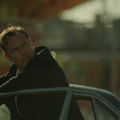 Jude Law en 'Isla de la alegría' de 'Black Rabbit'