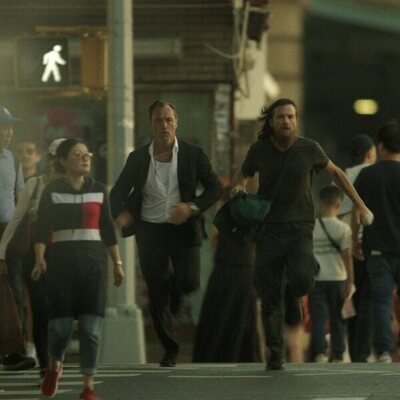 Jason Bateman y Jude Law en 1x08 titulado 'Isla de la alegría' de 'Black Rabbit'