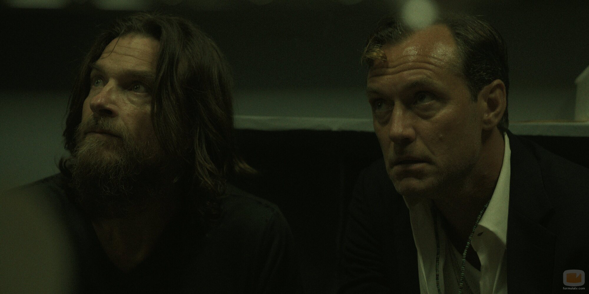 Foto de Jason Bateman y Jude Law en 1x08 titulado 'Isla de la alegría' de 'Black Rabbit'