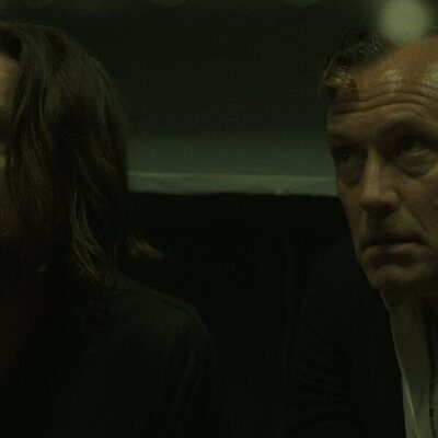 Foto de Jason Bateman y Jude Law en 1x08 titulado 'Isla de la alegría' de 'Black Rabbit'