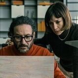 Carlos Santos y Miren Ibarguren en Capítulo 1 titulado 'Volver del infierno' de 'El refugio atómico'