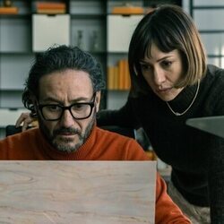 Carlos Santos y Miren Ibarguren en Capítulo 1 titulado 'Volver del infierno' de 'El refugio atómico'