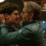 Joaquín Furriel y Pau Simon en el 1x01 de 'El refugio atómico'