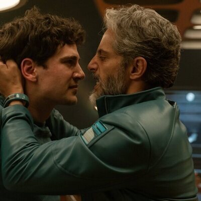 Joaquín Furriel y Pau Simon en el 1x01 de 'El refugio atómico'