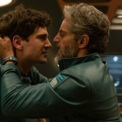 Joaquín Furriel y Pau Simon en el 1x01 de 'El refugio atómico'