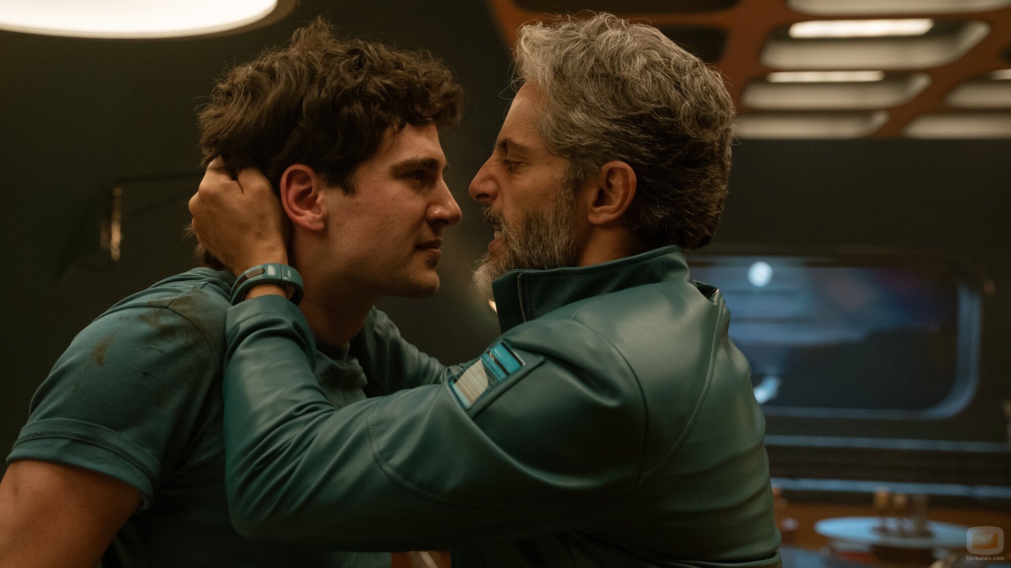 Joaquín Furriel y Pau Simon en el 1x01 de 'El refugio atómico'