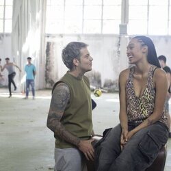 Nekane Otxoa y Dani Marrero en el 1x02 de 'Mar afuera'