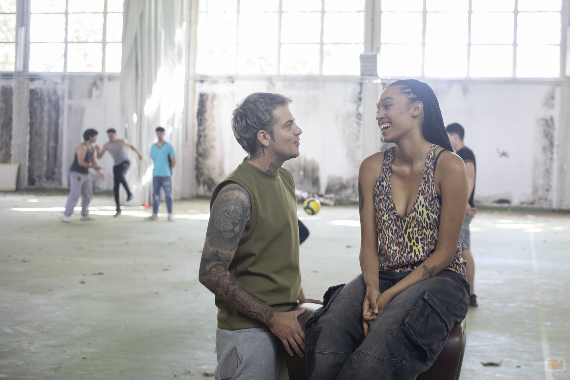 Nekane Otxoa y Dani Marrero en el 1x02 de 'Mar afuera'