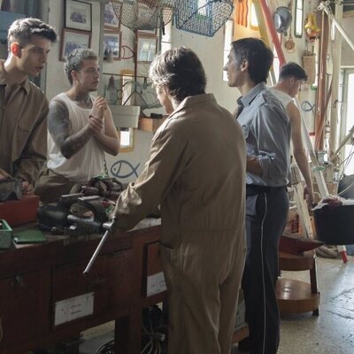 Pablo Louazel y Dani Marrero en 1x02 'Saray' de 'Mar afuera'