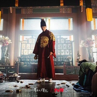 Lee Chae-Min en Capítulo 1 titulado 'Primer plato: bibimbap con gochujang y mantequilla' de 'Bon appétit, majestad'