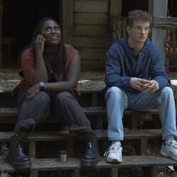 Danielle Brooks y Freddie Stroma en Capítulo 5 titulado 'Volver a la Sutura' de 'El Pacificador'