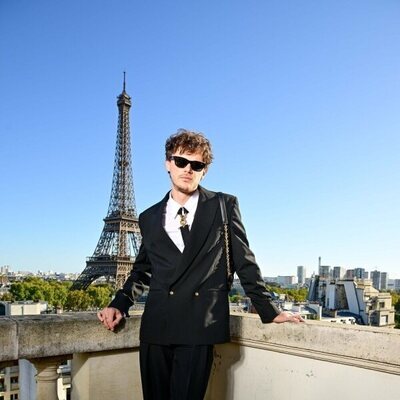 Christopher Briney en la premiere de Première del final de 'El verano que me enamoré' en París
