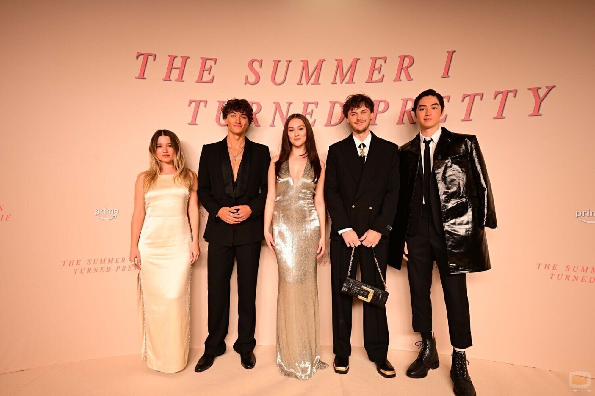 Christopher Briney, Lola Tung, Gavin Casalegno, Rain Spencer y Sean Kaufman, saludando a la prensa en Première del final de 'El verano que me enamoré' en París