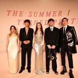 Christopher Briney, Lola Tung, Gavin Casalegno, Rain Spencer y Sean Kaufman, saludando a la prensa en Première del final de 'El verano que me enamoré' en París