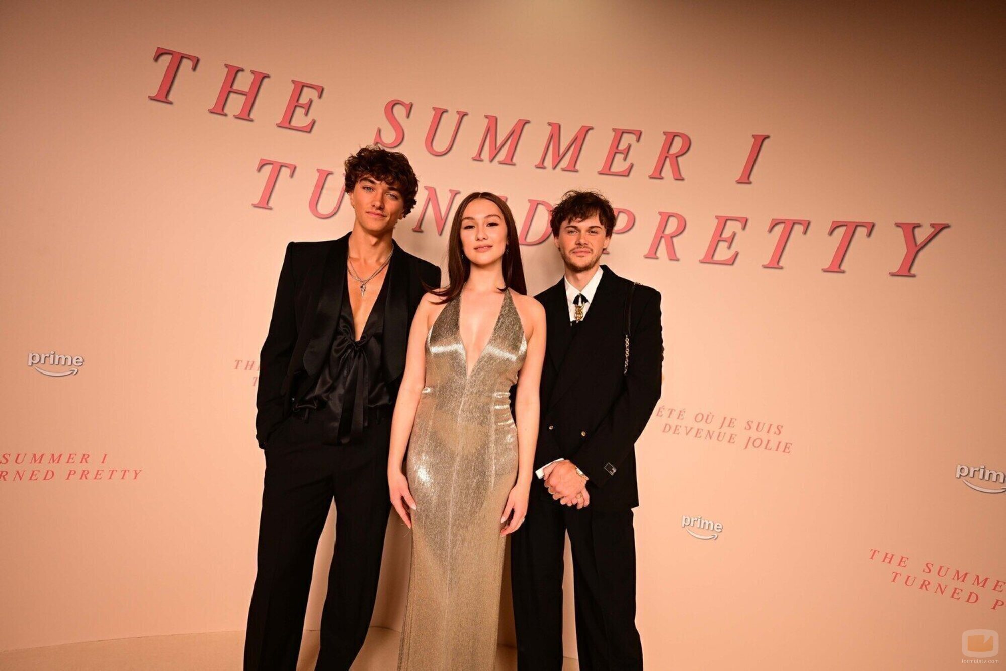 Christopher Briney, Lola Tung y Gavin Casalegno en Première del final de 'El verano que me enamoré' en París