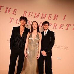 Christopher Briney, Lola Tung y Gavin Casalegno en Première del final de 'El verano que me enamoré' en París