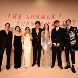 Rain Spencer, Sean Kaufman, Lola Tung, Christopher Briney, Gavin Casalegno, Rachel Blanchard y Jackie Chung en París, Francia: Première del final de 'El verano que me enamoré' en París