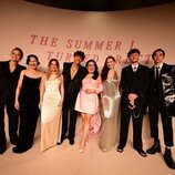 Rachel Blanchard, Jackie Chung, Rain Spencer, Gavin Casalegno, Lola Tung, Christopher Briney, Sean Kaufman y Jenny Han, posando para las cámaras en Première del final de 'El verano que me enamoré' en París