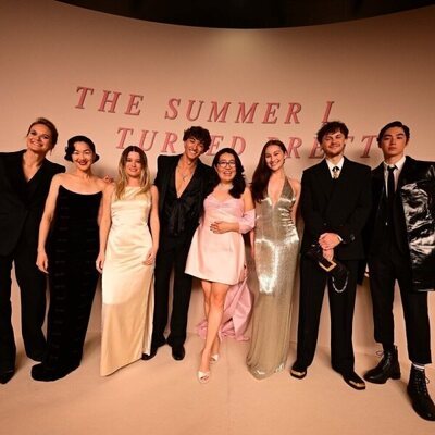 Rachel Blanchard, Jackie Chung, Rain Spencer, Gavin Casalegno, Lola Tung, Christopher Briney, Sean Kaufman y Jenny Han, posando para las cámaras en Première del final de 'El verano que me enamoré' en París