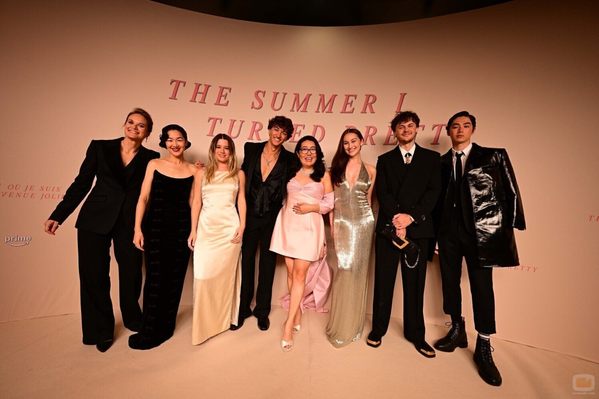 Rachel Blanchard, Jackie Chung, Rain Spencer, Gavin Casalegno, Lola Tung, Christopher Briney, Sean Kaufman y Jenny Han, posando para las cámaras en Première del final de 'El verano que me enamoré' en París