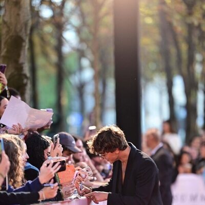Christopher Briney brilla en Première del final de 'El verano que me enamoré' en París