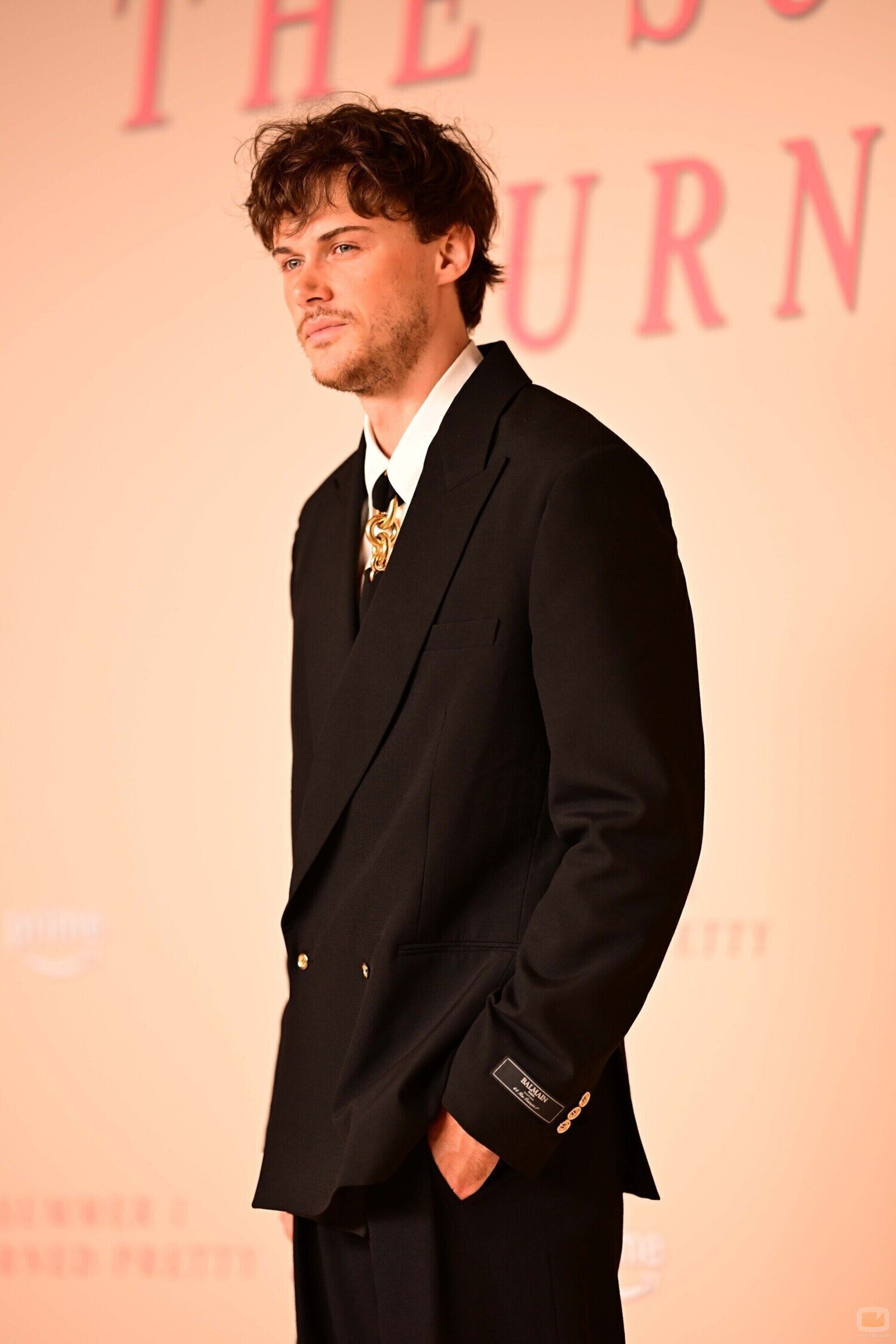 Christopher Briney asiste a Première del final de 'El verano que me enamoré' en París