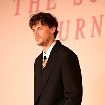 Christopher Briney asiste a Première del final de 'El verano que me enamoré' en París