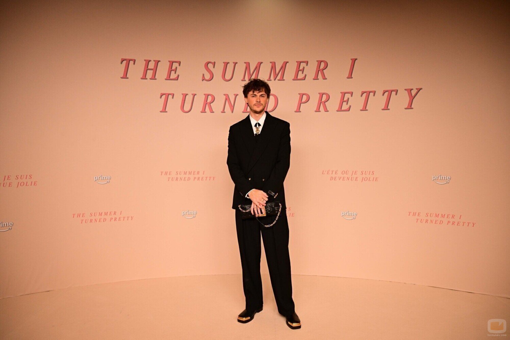 Christopher Briney brilla en Première del final de 'El verano que me enamoré' en París
